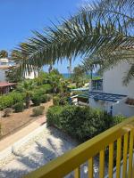 Lazuli Yellow Beach House Nr 5 - B&B Meneou