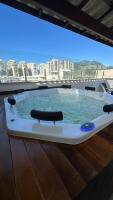 Cobertura Duplex com Hidro Privativa e Área Gourmet Completa em frente ao Recreio Shopping - Chambres d'hôtes Rio de Janeiro