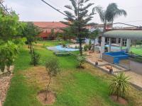 Espace vert avec logement familial et piscine privée terrasse - B&B Safi