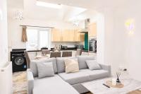 6BDR House in Old Trafford Sleeps 15 Parking - B&B Manchester