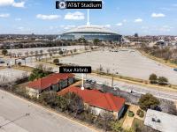 Private Fenced Yard Short Walk to AT&T Globe Life!! - Ferienwohnung Arlington