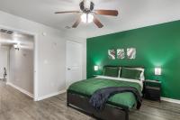 Private Fenced Yard Short Walk to AT&T Globe Life!! - Ferienwohnung Arlington