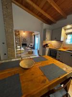 Tatos House - Bed and Breakfast Roviés