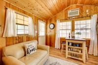 Couples Cabin w/ Luxury Deck, 1 Mi to Canyon Lake! - B&B Canyon Lake