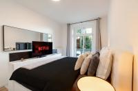King Bed 2x2m with OLED TV Lift 10 Min to Center - B&B Dresde