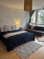 Cozy Bedroom, with Big Balcony, quite area close to Isar and 10min Marienplatz - Chambres d'hôtes Munich