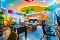 Newly Renovated Home w Pool Hot Tub & Games Room - Bed and Breakfast Davenport