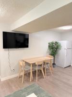 Stylish 2BR Suite Near Downtown Sleeps 6 - Ferienwohnung Calgary