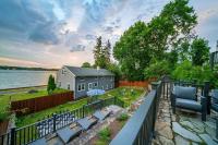 5BR Waterview Home near Cove Beach, Sauna, Game Room, Fenced Backyard - Chambres d'hôtes Stamford