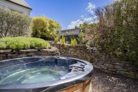 Stags Head Cottage-cosy cottage with hot tub - B&B Arrowtown
