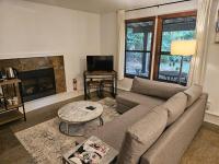 Cozy Snug Cove Treehouse - B&B Bowen Island