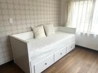 Zimmer mit Queensize-Bett und Gemeinschaftsbad