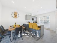 Harveys Yard by Signature Stays, Hayle Modern Coastal Home, Sleeps 7 - Bed and Breakfast Hayle