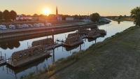 elbwaerts Schwimmende IGLUS - B&B Wittenberge