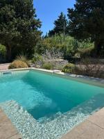 Maison avec piscine et jacuzzi proche de la rivière idéale pour un séjour détente - B&B Le Thor