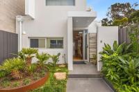 Whitewash Beachfront Apartment on The Esplanade - B&B Torquay