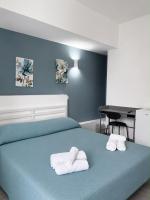 Zimmer mit Kingsize-Bett und Balkon