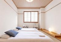 Japanisch eingerichtetes Zweibettzimmer mit Gemeinschaftsbad.