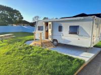 Sunshine Caravan - Private & Self-Contained, 250m from Hospital - B&B Tauranga