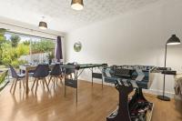 6 Bed, Sleeps 12, Games Room - B&B Leavesden Green