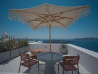 Deluxe Suite with Indoor Ηot Τub and Caldera View
