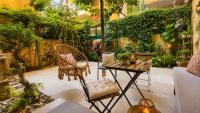 Charm Vintage Achrafieh Apt with Garden Pizza Oven BBQ Hottub - B&B Beirut