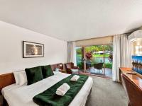 Pacific Bay Studio - Lake Views Steps to Beach - B&B Coffs Harbour