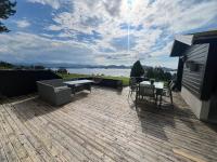 Fin leilighet med fjord utsikt - Bed and Breakfast Ulstein