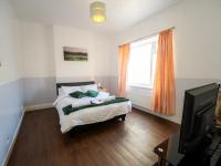 Spacious 5 Bedroom with 3 Bathroom Home with Parking by Rockman Residences - B&B Bristol