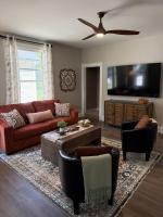 Historic LeClaire Home - 3BR, 2 King Beds & Huge Loft - Ferienwohnung Edwardsville