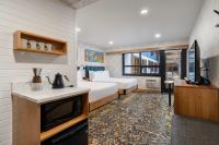 Superior Hotel Room, 2 Queens 