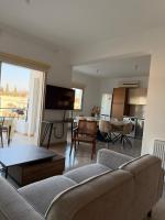 Bright Apartment in the City Center - B&B Pólis