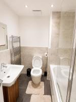 Stylish 3Bed house garden, parking superfast Wi-Fi - Bed and Breakfast Swanscombe