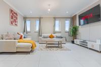 Spacious 6 Bedroom House Sleeps 12 near M6, NEC, HS2 and Birmingham Airport - Chambres d'hôtes Birmingham