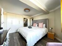 Beach Front Surfer's Delight - Bed and Breakfast Muizenberg