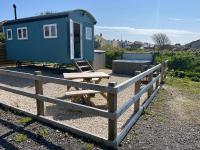 Aurora Shepherds Hut perfect for Stargazing - Bed and Breakfast Carnbrea