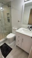 BRAND NEW PRIVATE Bathroom and FREE Parking - Chambres d'hôtes Toronto