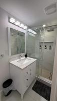 BRAND NEW PRIVATE Bathroom and FREE Parking - Chambres d'hôtes Toronto