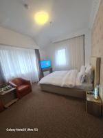 Zimmer mit Kingsize-Bett und Balkon