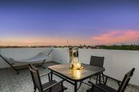 Modern 3BR Villa with Private Pool, Backyard and BBQ - Bed and Breakfast Noord