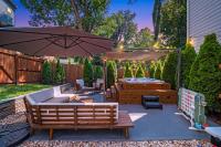 Modern Uptown Retreat Hot Tub & Game Room - B&B Charlotte