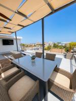 Flev's House with Jacuzzi & Rooftop BBQ - B&B Kremastí