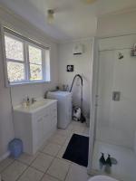 3 bed 2 bath home, 10 min walk to train & shops - B&B Auckland