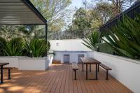 Stylish 2BR Retreat, Balcony and Parking - Ferienwohnung Morundah