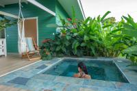 Namaitamí Casa Hermosa con AC y piscina a Solo 650 Metros del Parque Nacional Cahuita - Chambres d'hôtes Cahuita