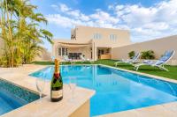 Modern Villas with Private Pools, Whirlpools & Gardens - Chambres d'hôtes Noord