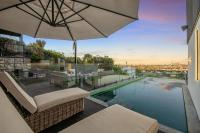 Modern Home Wit Private Pool with Sky Tower Views - B&B Auckland