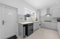 Modern 4BR Bolton Home Sleeps 11 - B&B Bolton