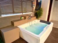 3BR Penthouse Jacuzzi, Terrace Gazebo and Parking - B&B Nuova Delhi