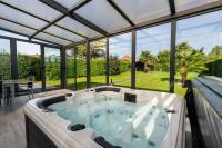 Jacuzzi - Basketball Court - Big Garden - 9 Guests - Chambres d'hôtes La Louvière